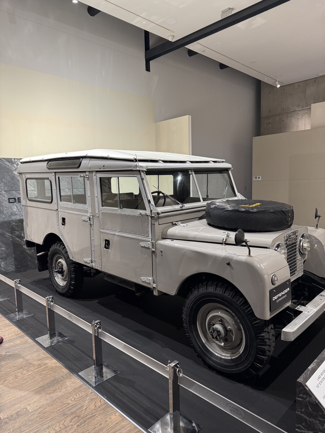 旧型ディフェンダーの展示