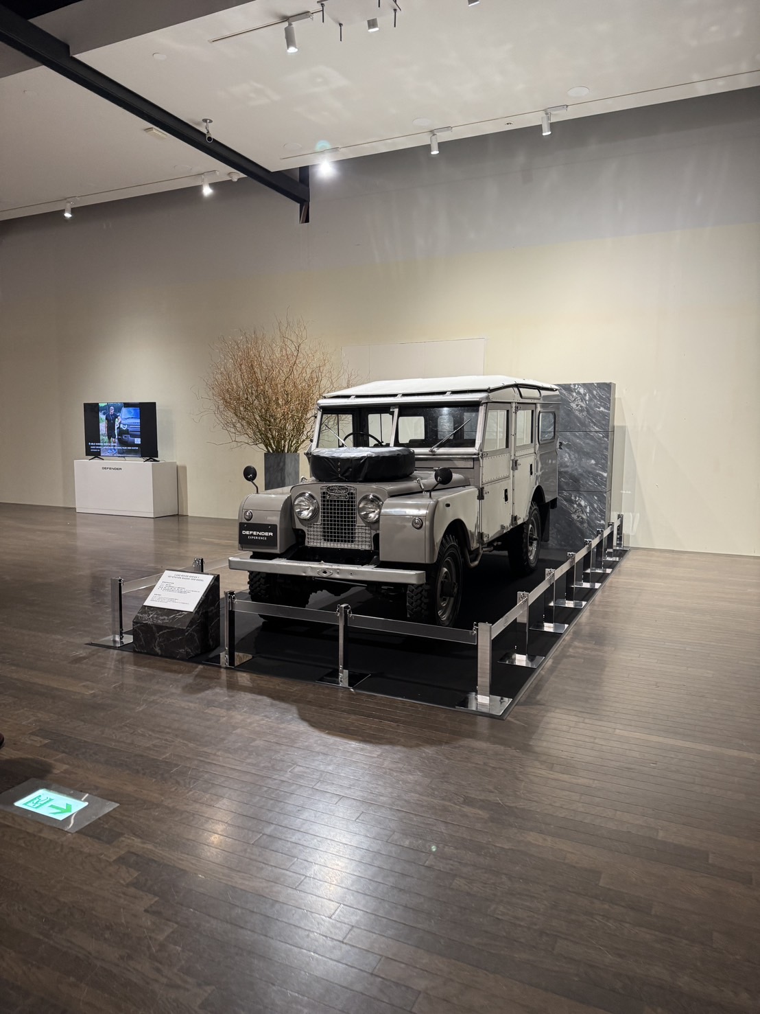 旧型ディフェンダーの展示