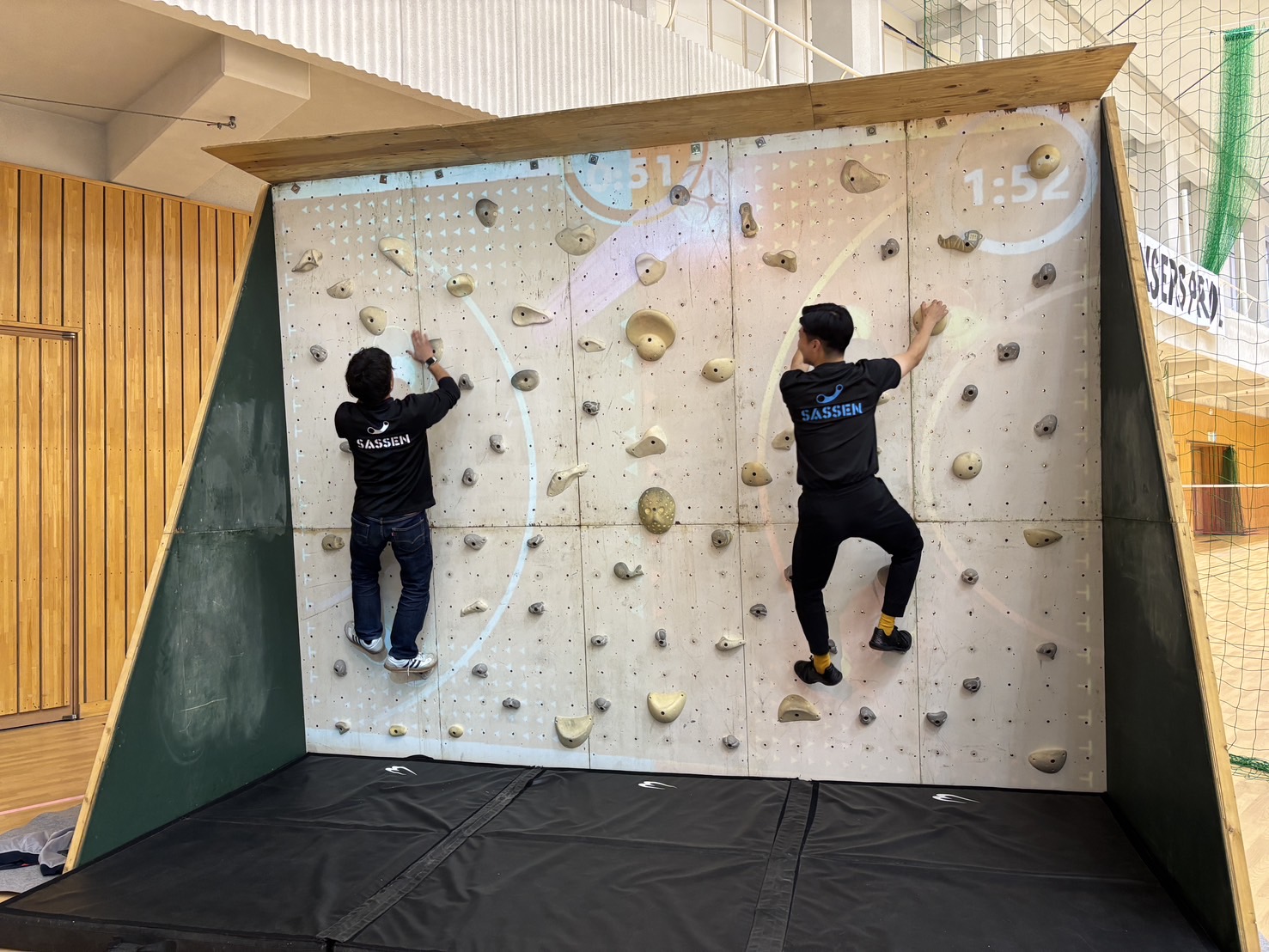 クライムボールを体験するSASSENスタッフ