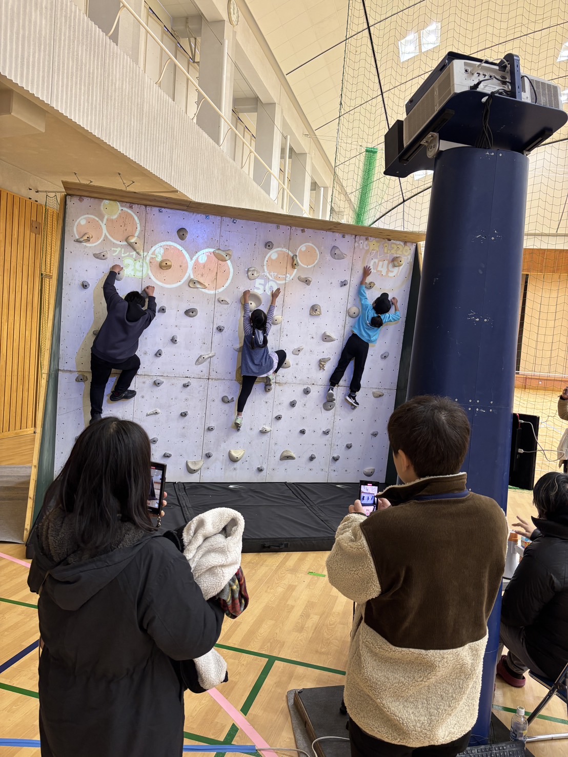 保護者が子どもを撮影している様子